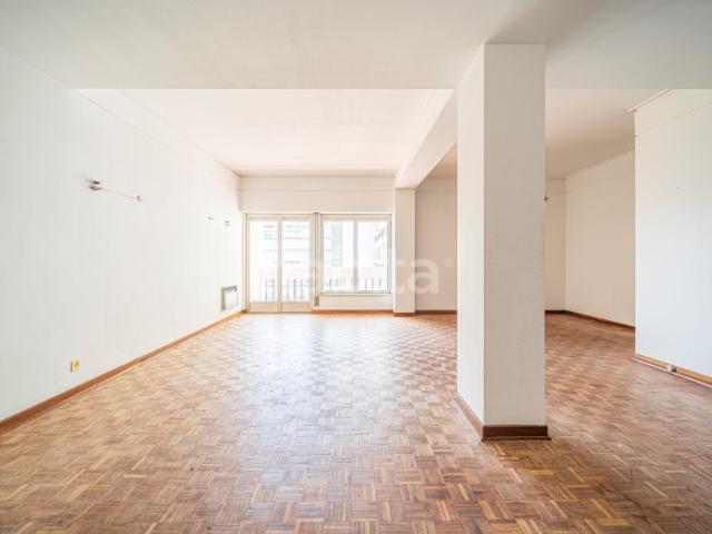 Apartamento T4, Duas Grandes Varandas e arrecadação Av EUA, Alvalade