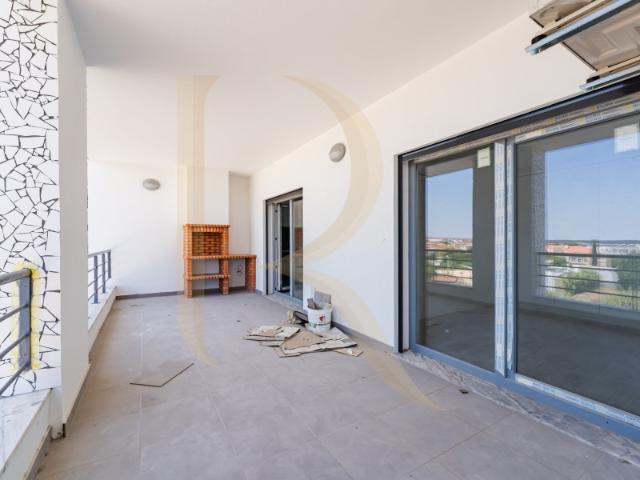 Apartamento T4 duplex com elevador, parqueamento e arrecadação em Paio Pires