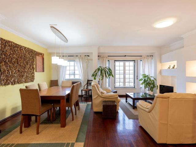 Apartamento T4 duplex com estacionamento e 3 terraços 175m² Lisboa