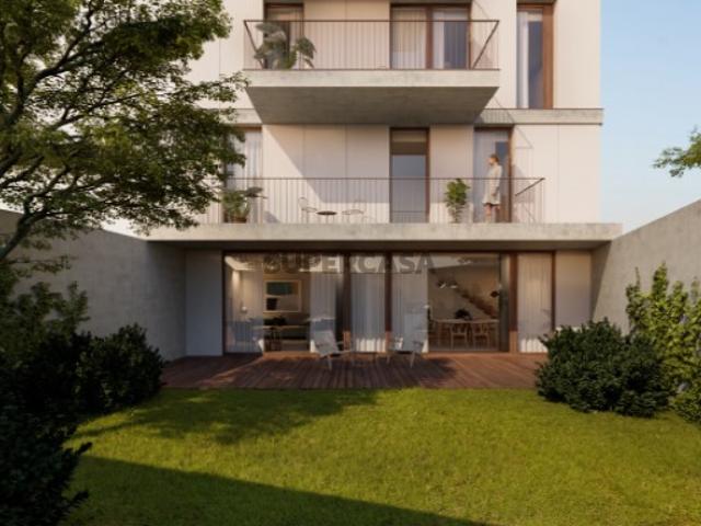 Apartamento T4 duplex com jardim exterior e garagem