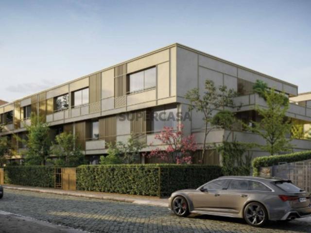 Apartamento T4 Duplex com Jardim Privativo, Varandas e Acabamentos de Luxo