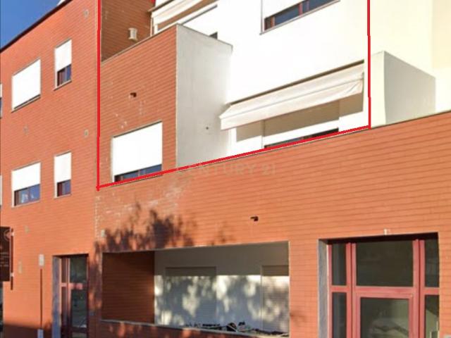 Apartamento Duplex T4 com varandas e Terraço Lugar de Garagem na cave em Condomínio Privado – Évora