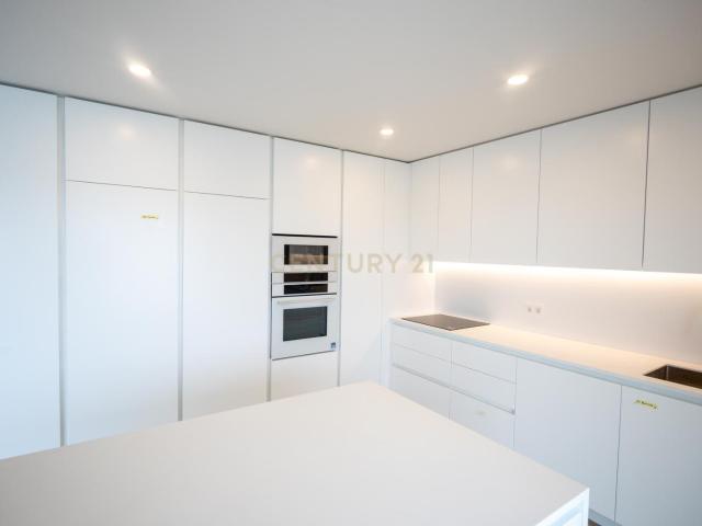 Apartamento T4 duplex com 3 estacionamentos e piscina privat. 389m² Areeiro