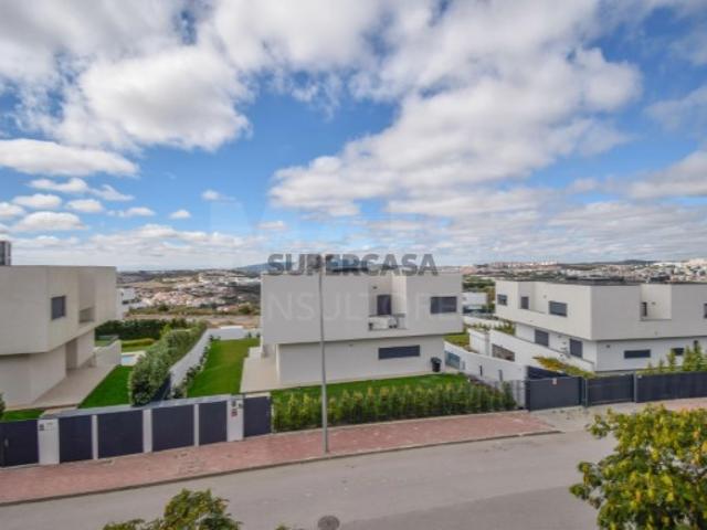 Apartamento T4 em Venteira