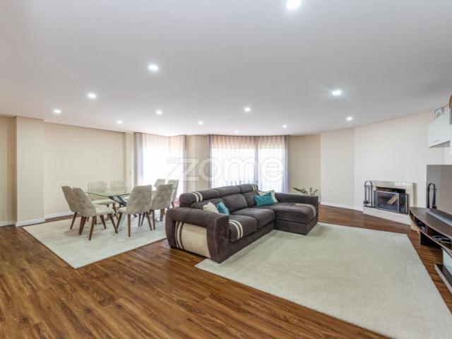 Apartamento T4, em Vila Meã Carvalhos