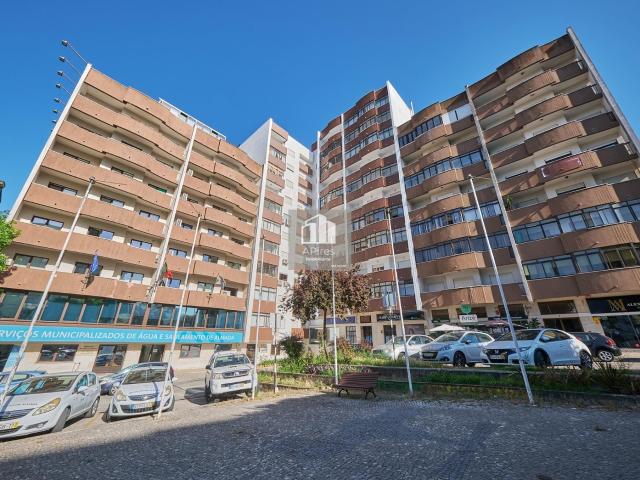 Apartamento T4 em Almada, com áreas generosas, excelente estado de conservação numa zona de comercio