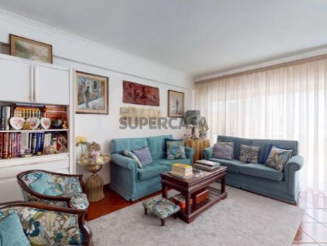 Apartamento T4 em Alcântara