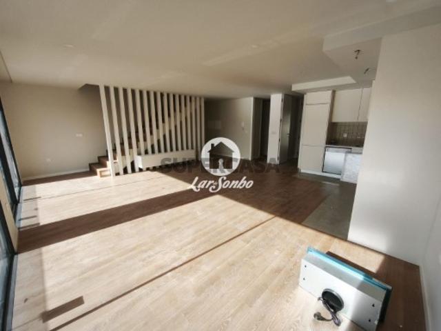 Apartamento T4 em Arcozelo