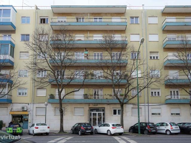Apartamento T4 em Avenida emblemtica de Benfica