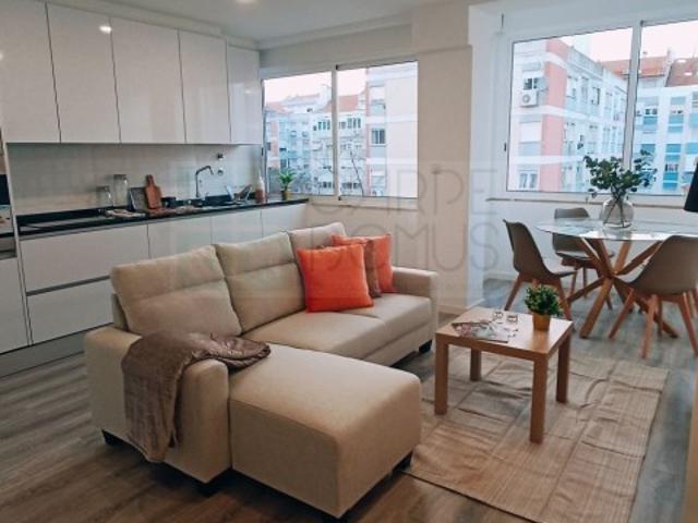 Apartamento T4, em Benfica, Lisboa, totalmente renovado e mobilado