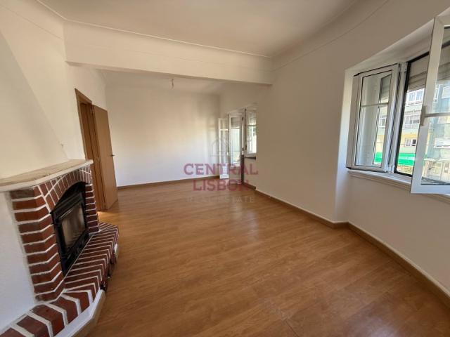 Apartamento T4 em Bom Estado no Centro de Rio de Mouro