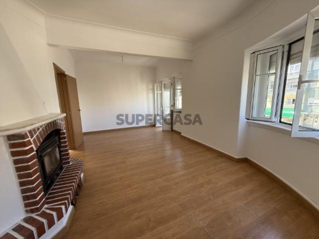 Apartamento T4 em Bom Estado no Centro de Rio de Mouro