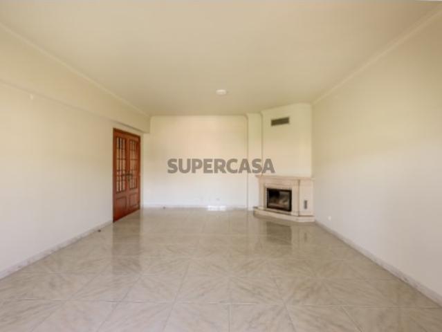 Apartamento T4 em Carnaxide com estacionamento e arrecadação