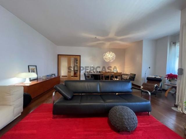 Apartamento T4 em Carnaxide e Queijas