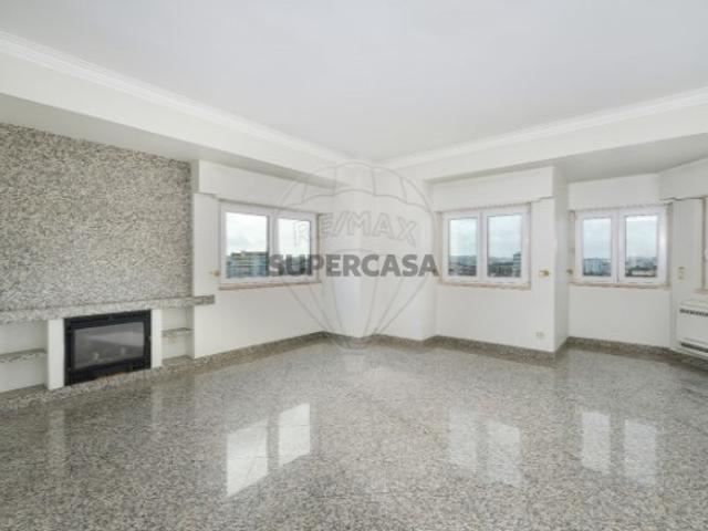 Apartamento T4 em Carnide