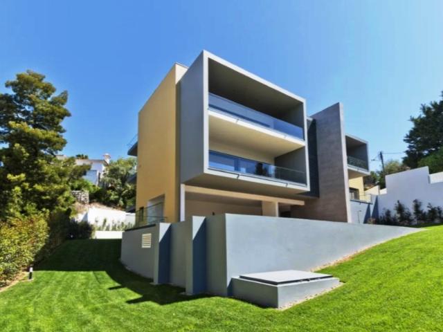 Apartamento T4 em duplex inserido em condominio privado