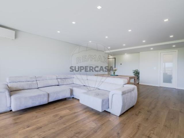 Apartamento T4 em Loures