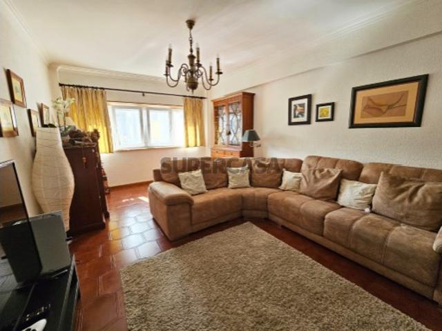 Apartamento T4 em Massamá e Monte Abraão