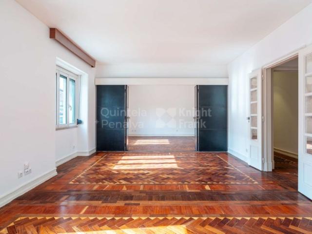 Apartamento T4 em prédio de charme com elevador no Areeiro, Lisboa