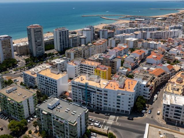Apartamento T4 em Quarteira com terraço e lareira, junto à praia