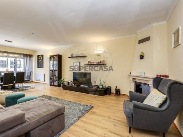 Apartamento T4 em Queluz e Belas