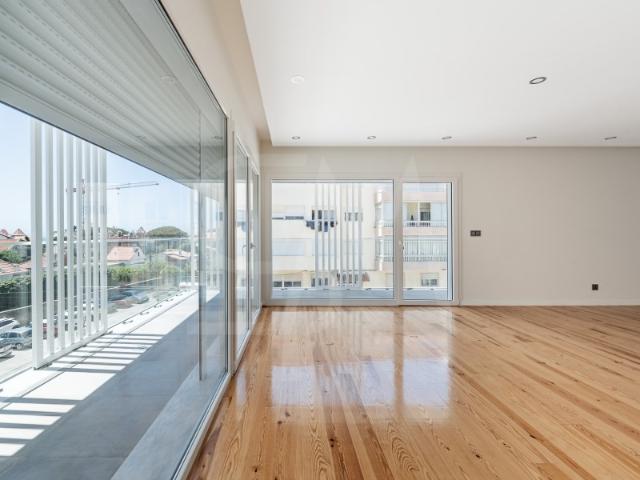 Apartamento T4 em São João do Estoril com 3 Suítes e Varandas