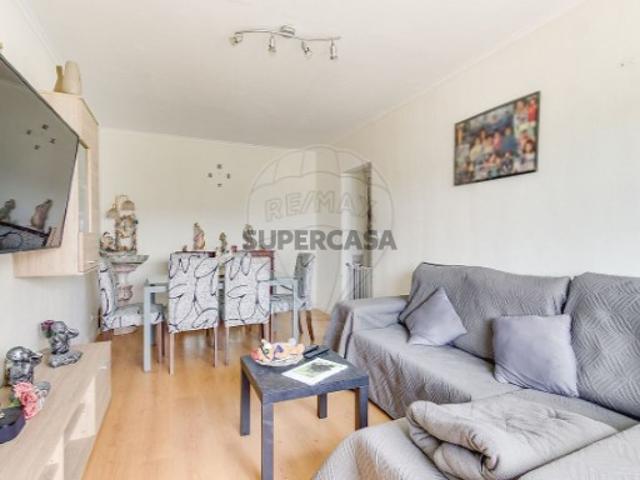 Apartamento T4 em Santo António dos Cavaleiros e Frielas