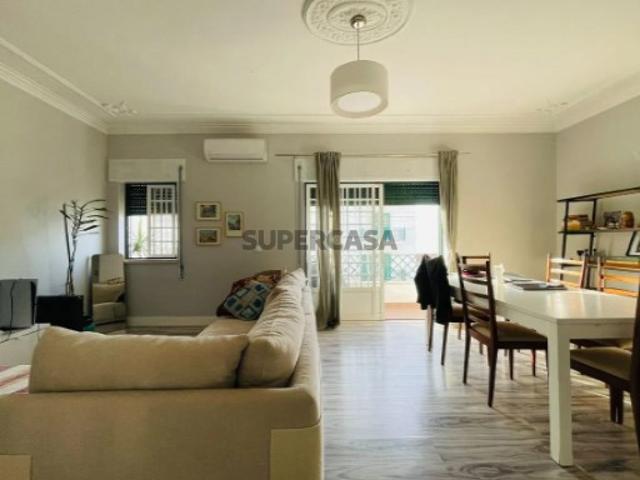 Apartamento T4 em Sarilhos Grandes