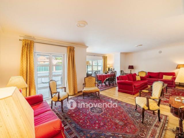 Apartamento T4 exclusivo, com estacionamento e terraço, em Belém