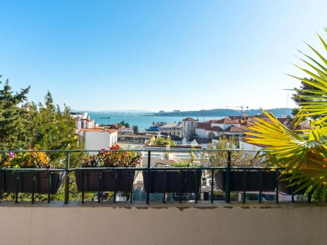 Apartamento T4, garagem e vistas magníficas sobre o Tejo, La. 211m² Estrela