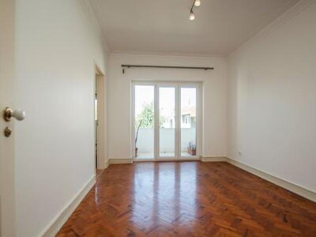 Apartamento T4 Luminoso com Varandas, junto ao Metro do Areeiro