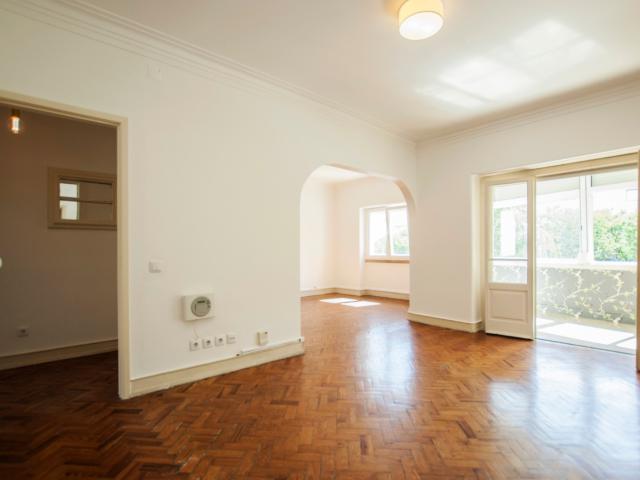 Apartamento T4 Luminoso com Varandas, junto ao Metro do Areeiro