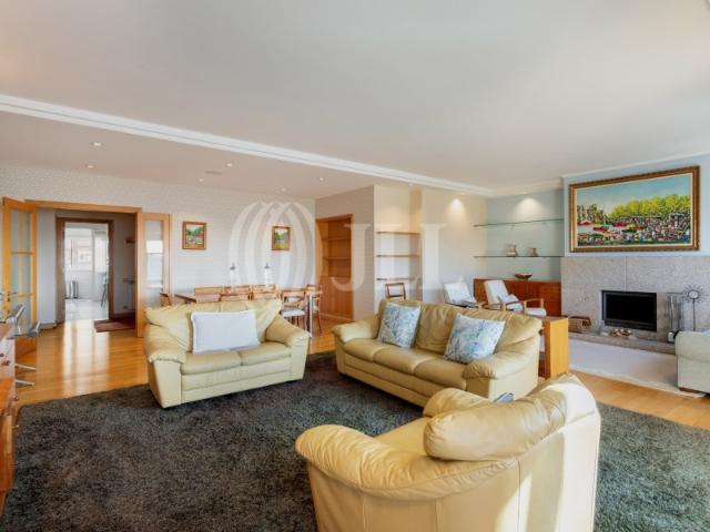 Apartamento T4 mobilado, com garagem, nas Antas, Porto