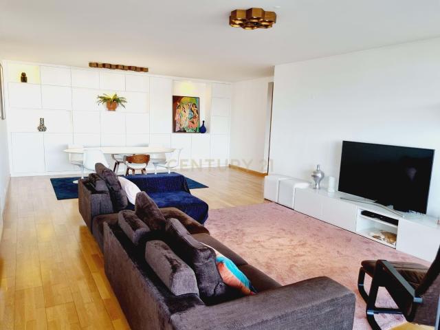 Apartamento T4 Mobilado com Vista Panorâmica e Piscina no Parque das Nações, Lisboa