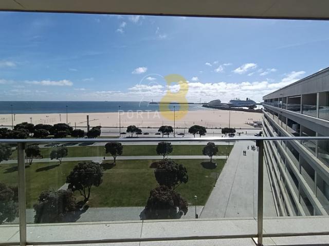 Apartamento T4, mobilado e equipado, para Arrendamento Condomínio Exclusivo Palácio da Enseada | Primeira Linha de Mar