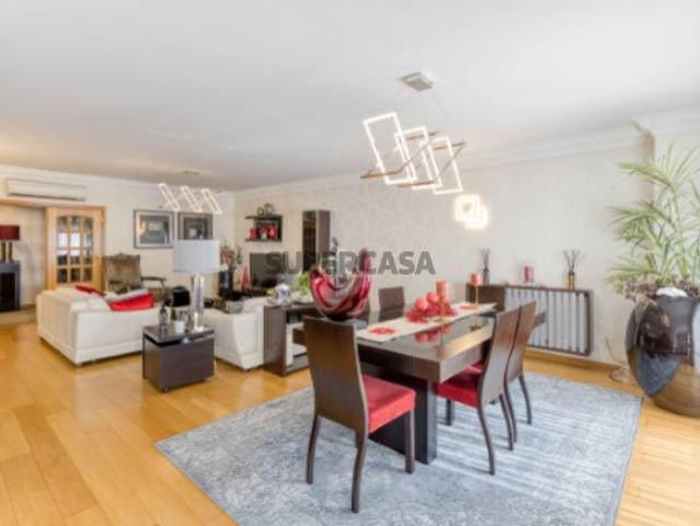 Apartamento T4 mobilado no Restelo