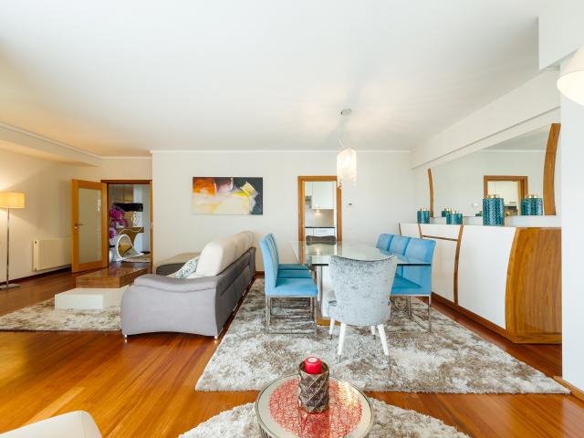 Apartamento T4, na Avenida da Boavista, Porto