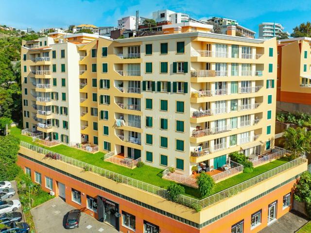 Apartamento T4 na Praia Formosa, Funchal: Luxo e Conforto à. 132m² São Martinho