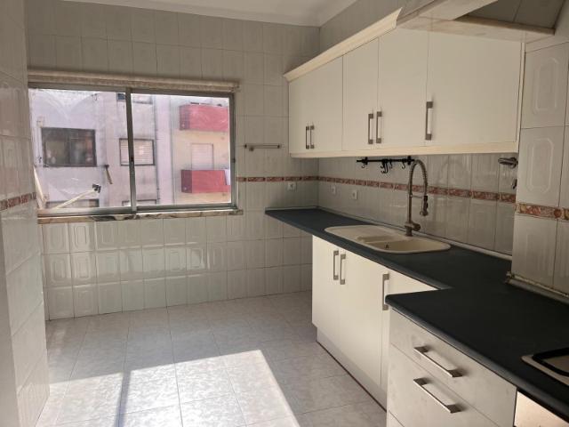 Apartamento T4, nas Mercês, Rio de Mouro