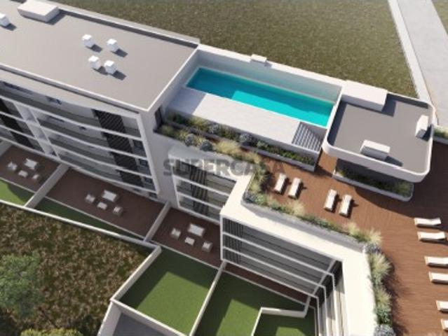 Apartamento T4 no último andar edifício com piscina Fátima
