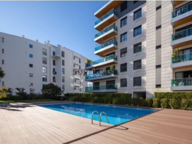Apartamento T4 no Condomínio Infanta à Lapa com piscina, ginásio e garagem