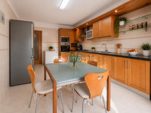 Apartamento T4 c/ Garagem e Varandas Entroncamento