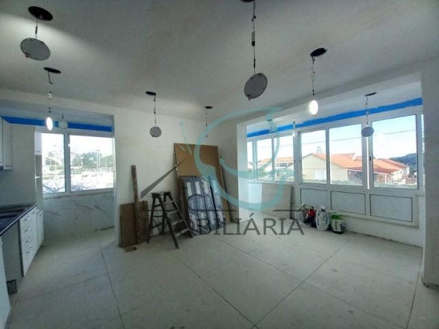 Apartamento T4, no Laranjeiro Obras de remodelação em curso