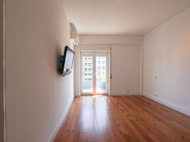 APARTAMENTO T4 NO SALDANHA
