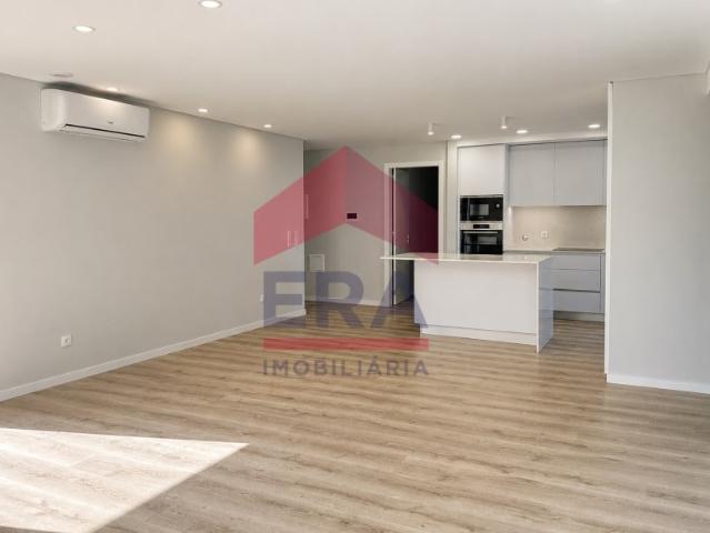 Apartamento T4 novo na Praia da Areia Branca