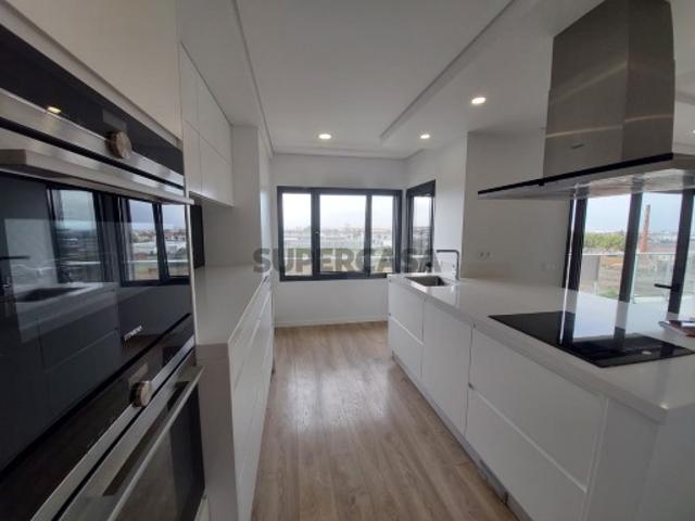 Apartamento T4 NOVO c/ Garagem Montijo