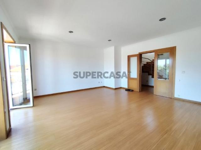 Apartamento T4 Novo com Terraço e Varanda Vagos