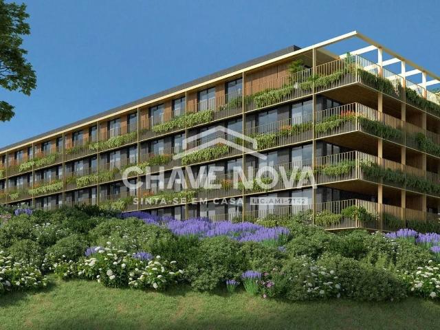 Apartamento T4 NOVO com Varanda