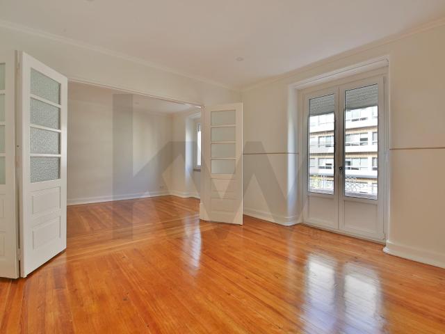 Apartamento T4 para Arrendamento – Avenida Visconde Valmor, Lisboa