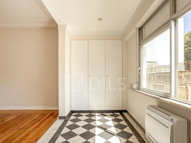 Apartamento T4 para arrendamento junto à Av. da Liberdade
